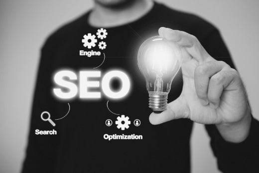 Foto SEO Mann mit Glühbirne